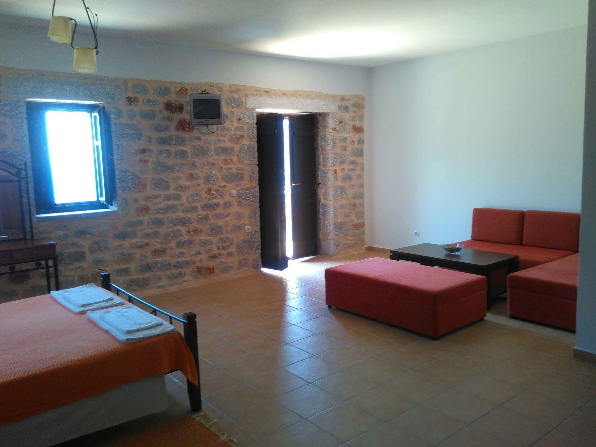 Onar Mani Suites Néon Oítilon Exterior foto